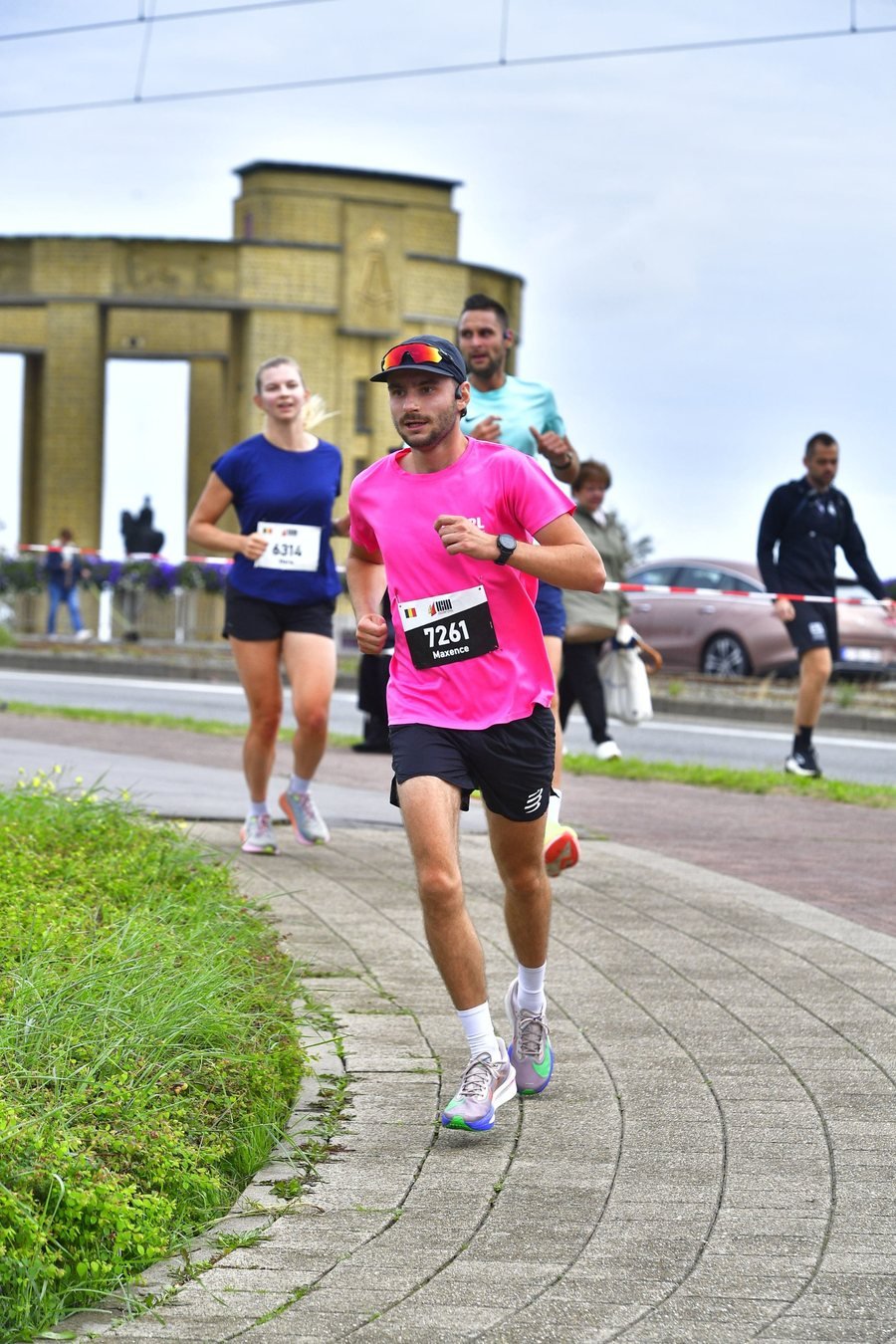 Maxence Lothaire en course, maillot rose